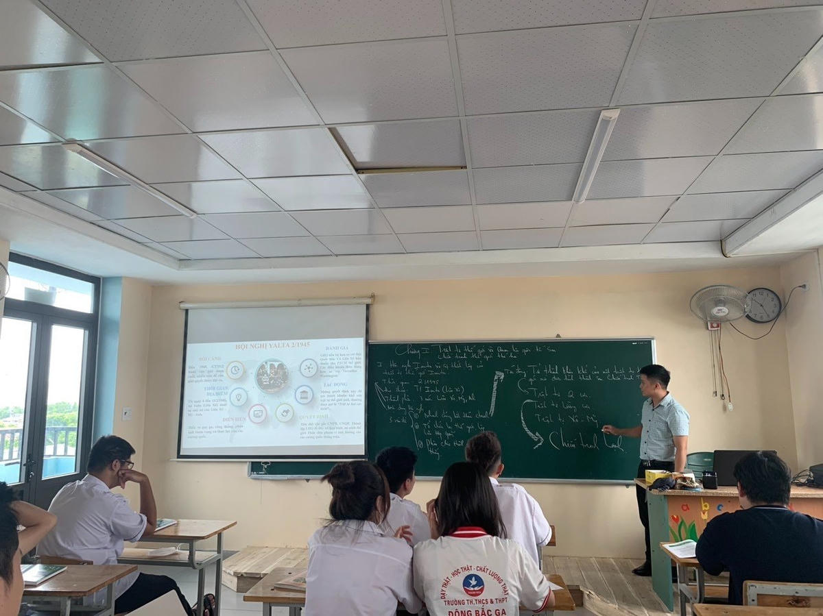 Thầy Lê Đình Hiển, giáo viên Trường Liên cấp Đông Bắc Ga (Thanh Hóa) dạy học sinh trên lớp.