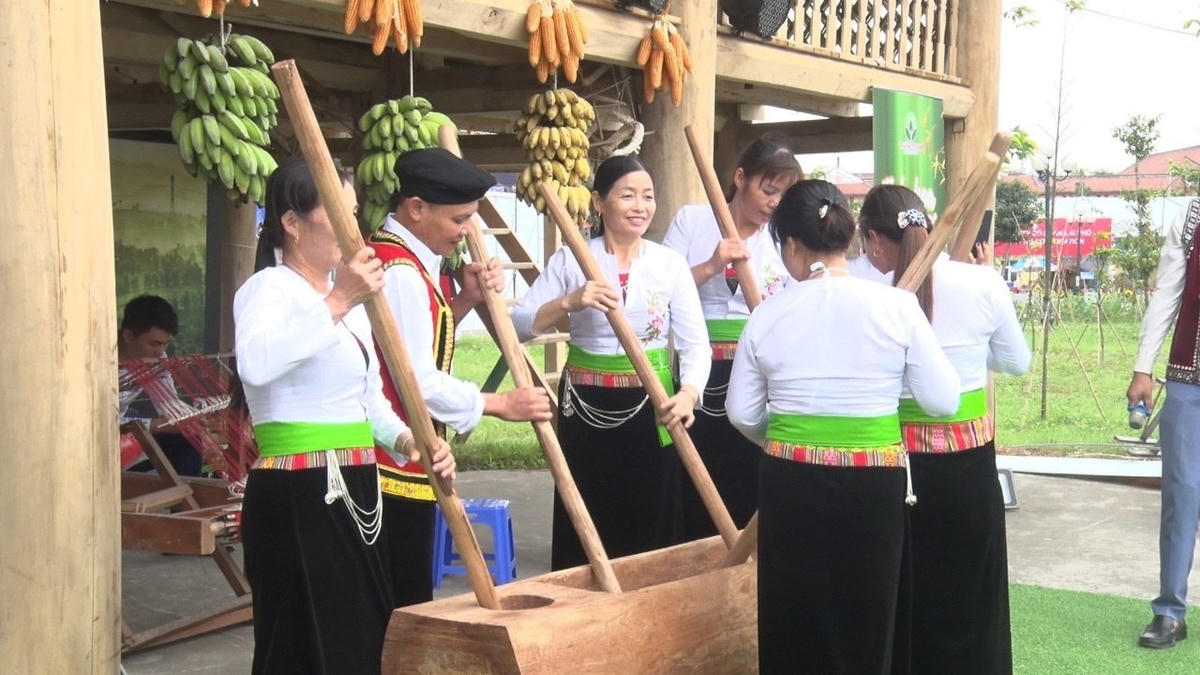 Đi giữa phố Vàng