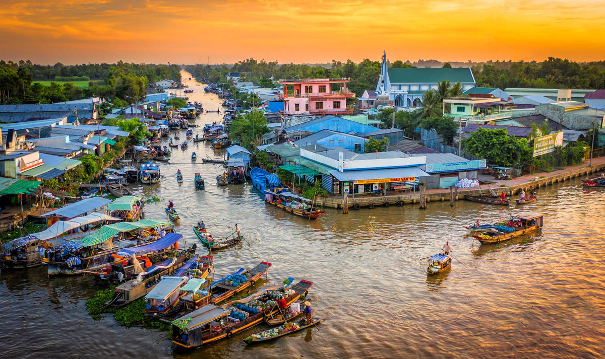 Chợ nổi Cái Răng hiện vẫn thu hút khách du lịch.