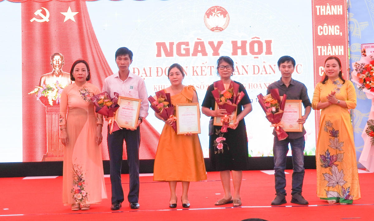 Ủy ban MTTQ Việt Nam quận Cẩm Lệ, trao chứng nhận Tấm lòng vàng trong Ngày hội Đại Đoàn kết toàn dân tộc ở Khu 24 phường Hòa Xuân. Ảnh: Thanh Tùng.