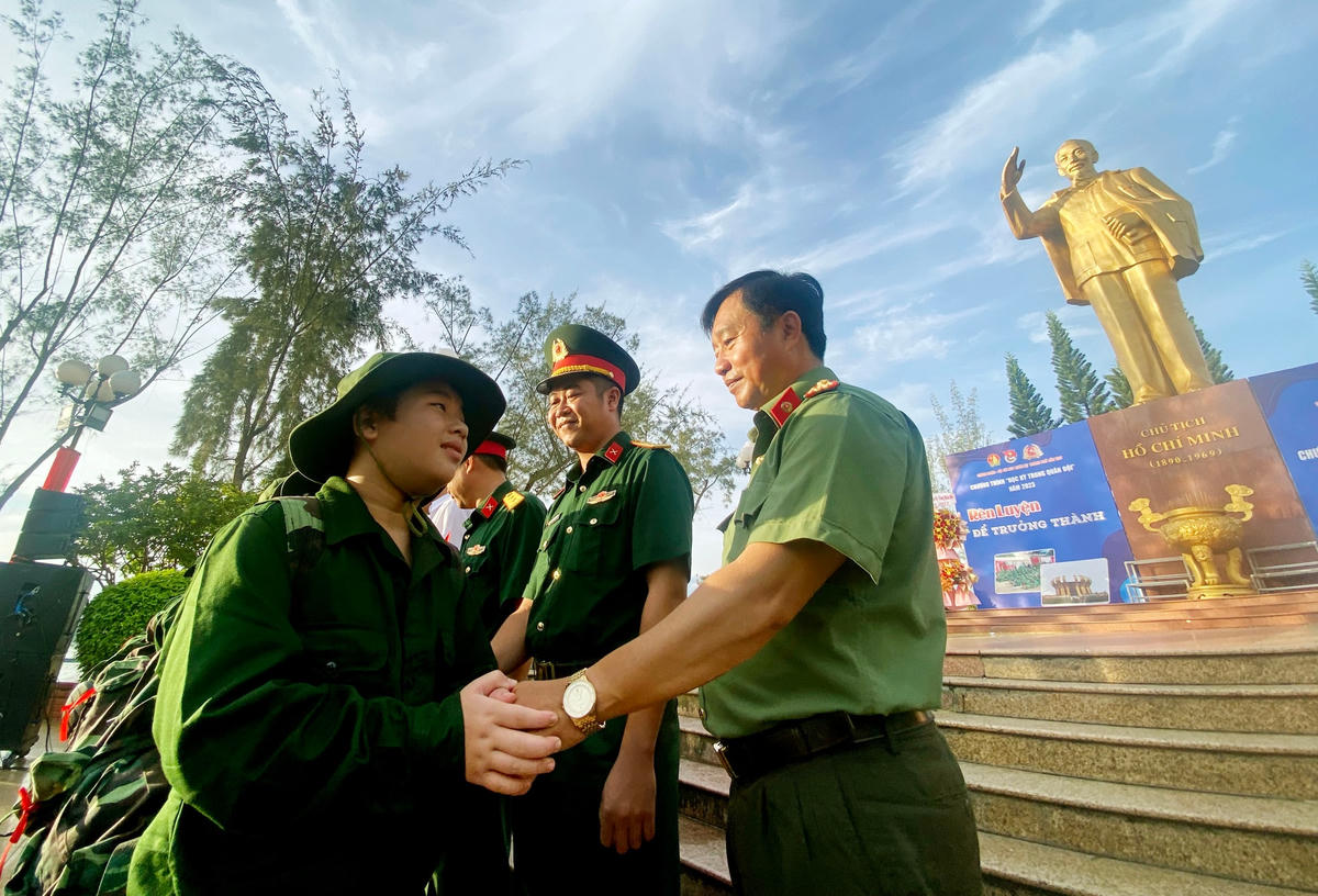 Nhiều lãnh đạo Bộ CHQS và Công an TP Cần Thơ đến dự và tiễn các chiến sĩ nhí lên đường nhập ngũ. 