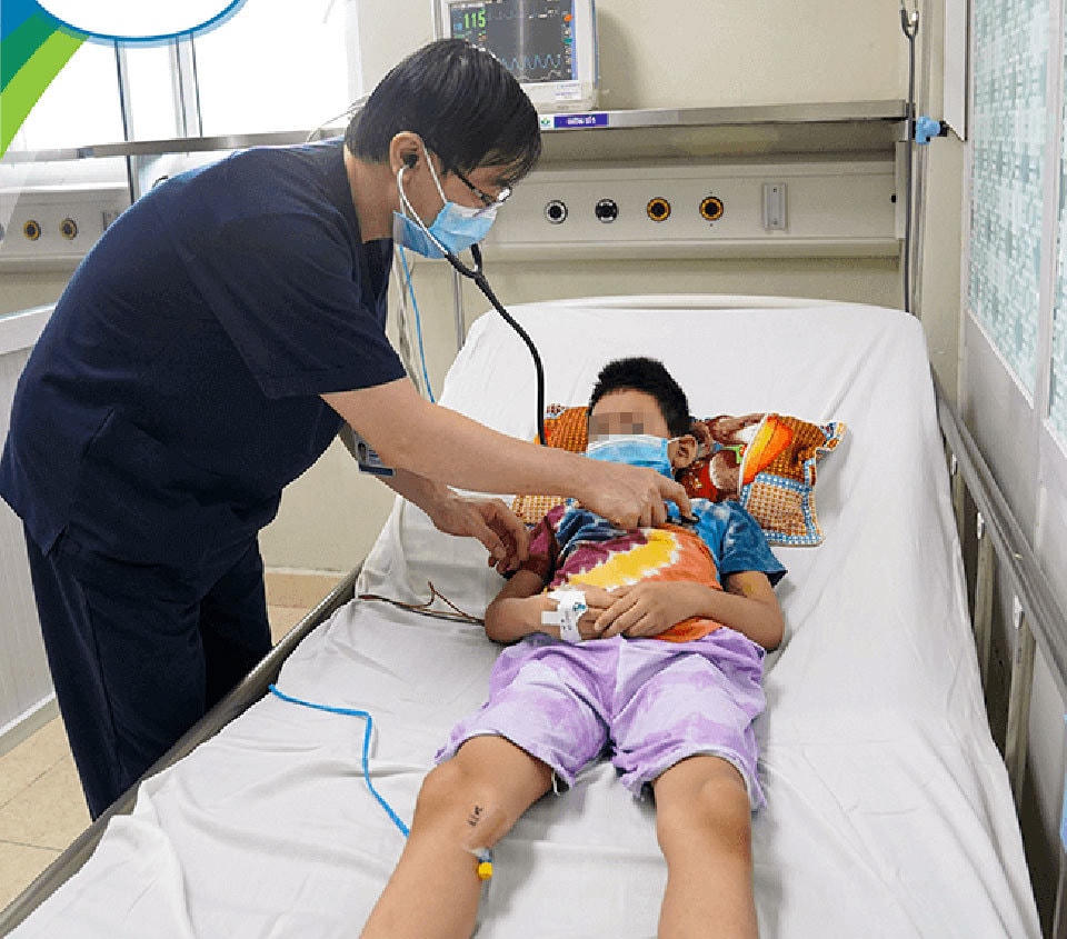 Chăm sóc và điều trị trẻ mắc sốt xuất huyết tại Bệnh viện Nhi trung ương. Ảnh: BVCC.