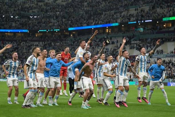 Argentina vào bán kết sau loạt penalty