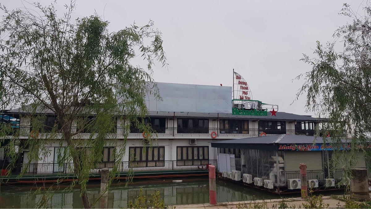 Nhà hàng du thuyền neo đậu tại cảng Cống Câu gây nguy cơ mất an toàn.