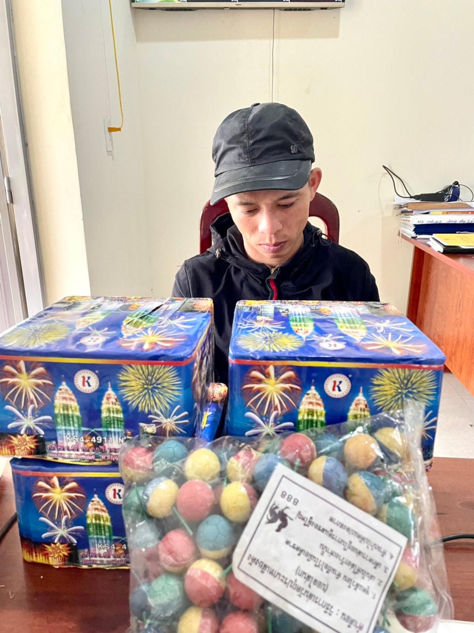 Đối tượng, Bùi Ngọc Hạnh cùng tang vật.