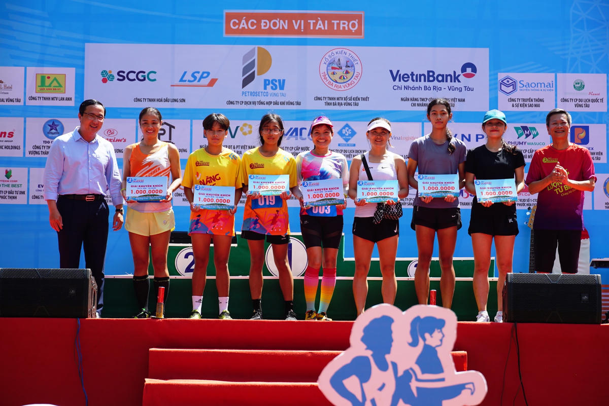Trao giải cho các VĐV nữ có thành tích cao tại các cự ly. Ảnh: Hoàng Trang. 