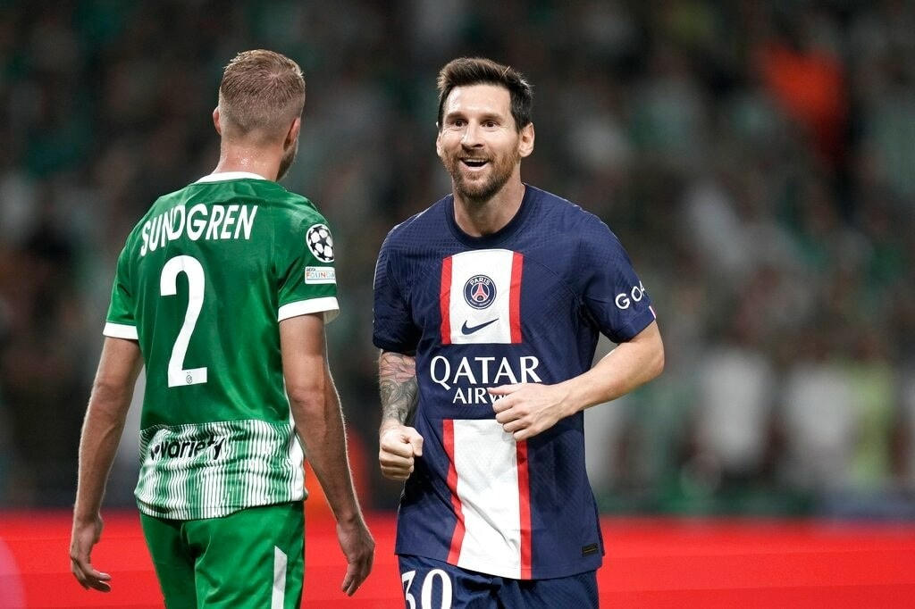 Messi mang về bàn gỡ hòa cho PSG ở phút 37 sau đường chuyền của Mbappe bên cánh trái (Ảnh: AP).