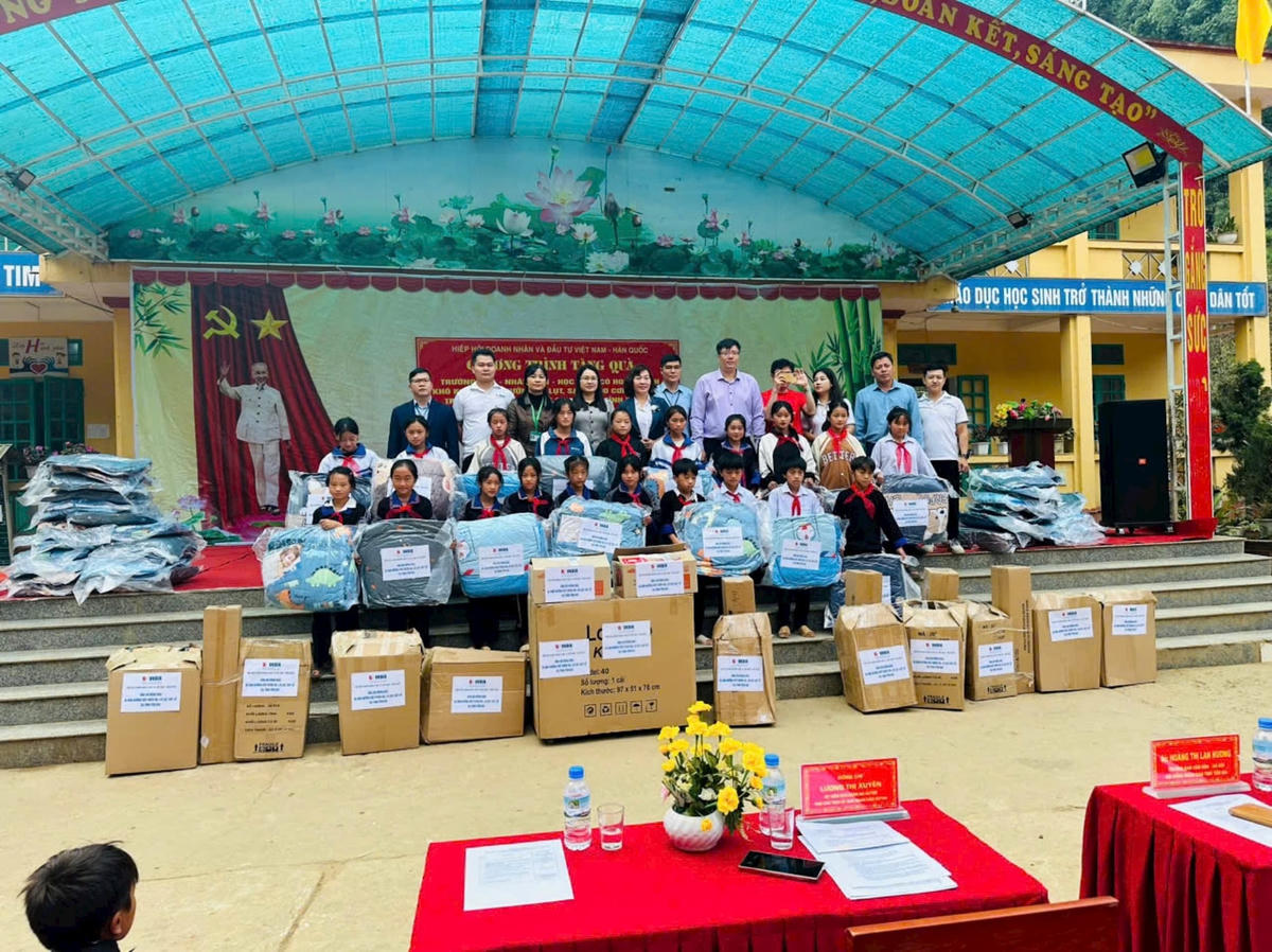 Trao quà cho một trường học tại Mù Cang Chải, Yên Bái hôm 15/10