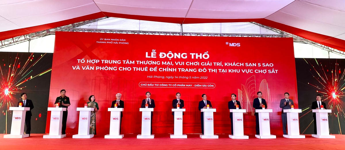 Các đại biểu thực hiện nghi lễ động thổ Dự án Tổ hợp Trung tâm Thương mại, vui chơi giải trí, khách sạn 5 sao và văn phòng cho thuê để chỉnh trang đô thị khu vực chợ Sắt.