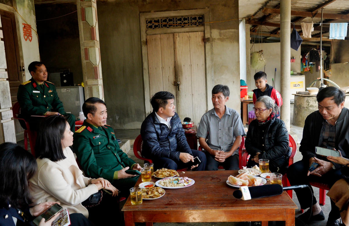 Cơ quan chức năng tỉnh Hà Tĩnh xác minh thông tin chủ nhân Cuốn nhật ký vào ngày 1/2/2023. Ảnh: Cẩm Kỳ.