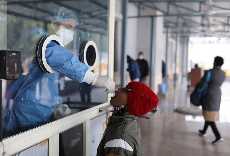 Lấy mẫu xét nghiệm Covid-19 tại Ấn Độ. Ảnh: Reuters.