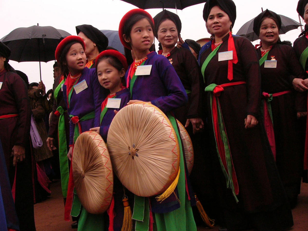 Cùng nhau đi hội. Ảnh: Quang Hưng.  