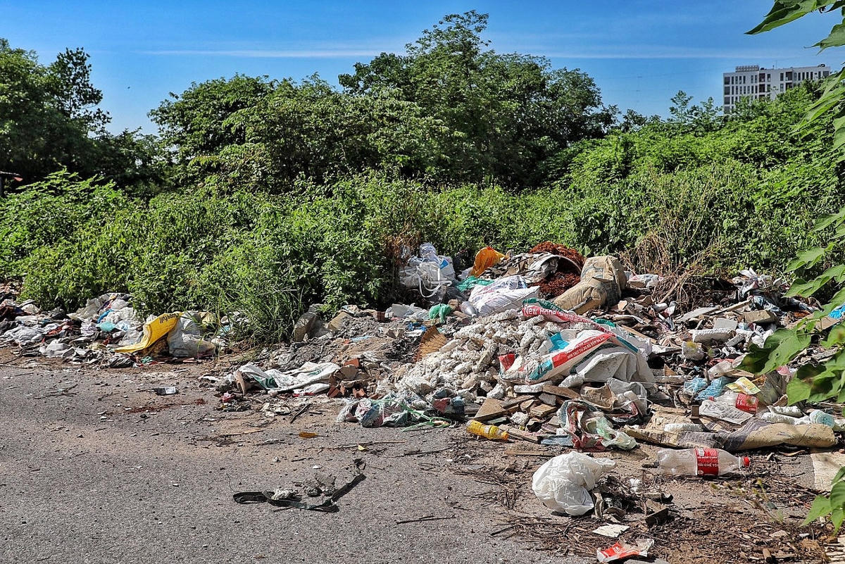 Tại công viên, nhiều vị trí đang bắt đầu trở thành nơi tập kết rác thải.