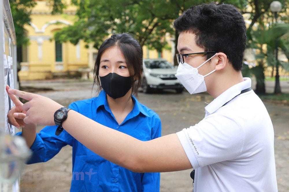 Lực lượng tình nguyện viên sẵn sàng hỗ trợ, giải đáp các thắc mắc của sĩ tử trong kỳ thi. Ảnh:TTXVN.