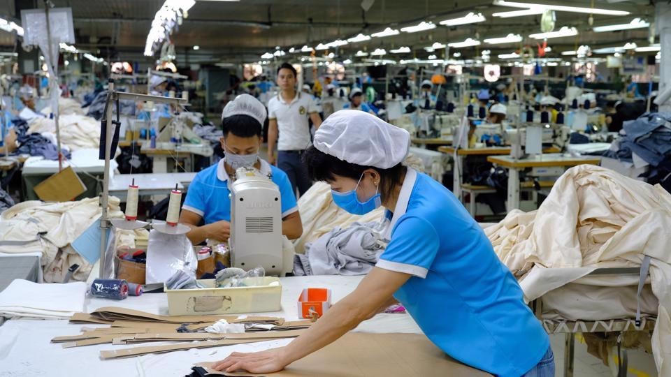 Người lao động chính thức được tăng lương nhưng vẫn không bớt lo vì giá cả gia tăng.