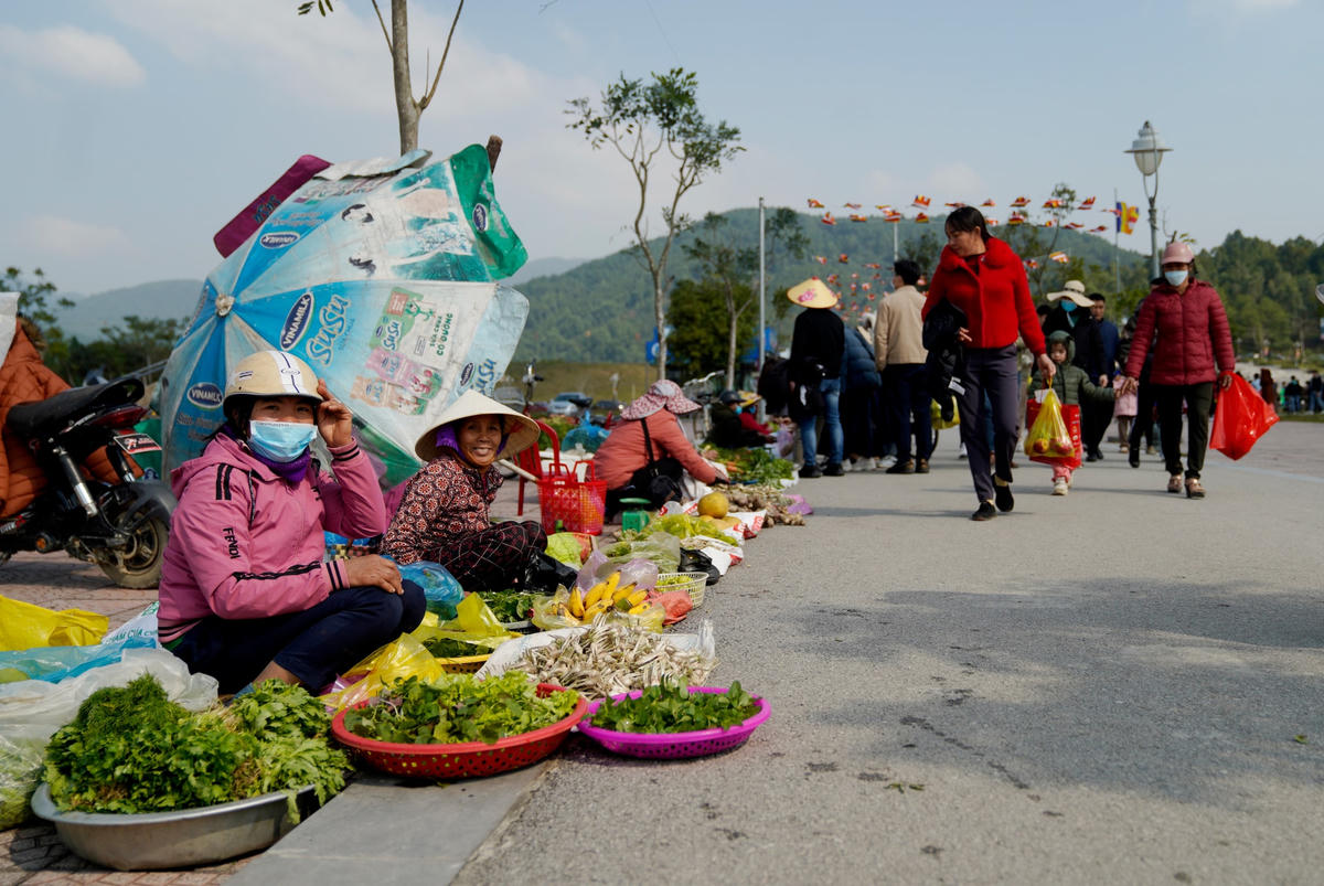 Bên ngoài lễ hội, những người nông dân cũng tranh thủ mang những sản phẩm độc đáo của quê hương Hà Tĩnh để giới thiệu tới du khách muôn phương. 