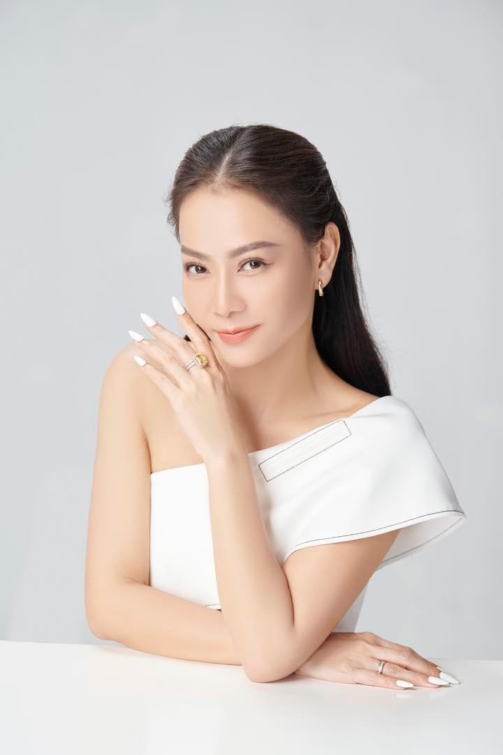 Giải đáp thắc mắc của khán giả, Thu Minh chia sẻ trong một bài phỏng vấn: "Hoàn toàn không có chuyện phẫu thuật thẩm mỹ vì tướng của tôi như vậy rồi, không được đổi. Còn đẹp hơn, trẻ hơn thì tôi cứ giữ cho tâm vui vẻ là tự nhiên sẽ rạng rỡ thôi".