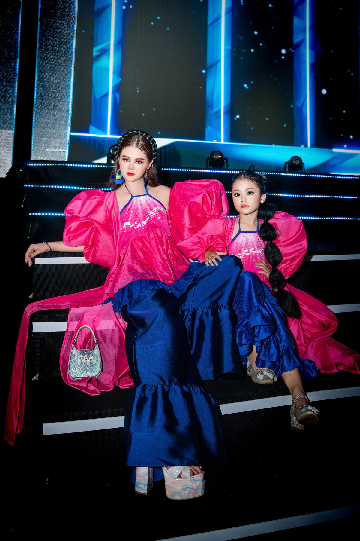 Nguyễn Nhật Ánh gây ấn tượng với công chúng khi xuất hiện cùng NTK Thạch Linh trong thiết kế “ton sur ton” với gam hồng và xanh là chủ đạo.