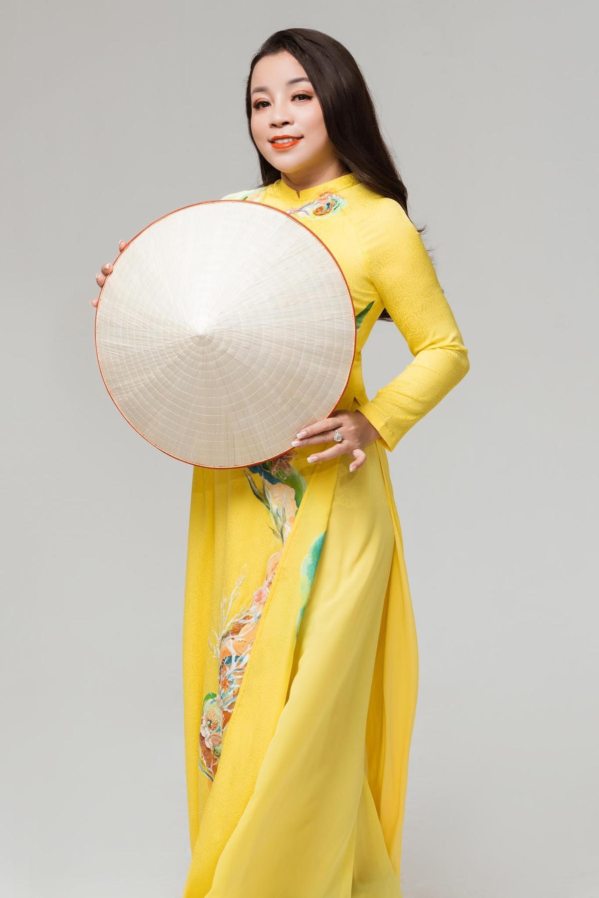 NSƯT Tố Nga: "Nghệ sĩ nói chung, nụ cười thường được biểu hiện trên sân khấu, còn sau cánh màn nhung, sau lớp phấn son cũng vô vàn những giai điệu buồn, vui, thậm chí là cả những giọt nước mắt".