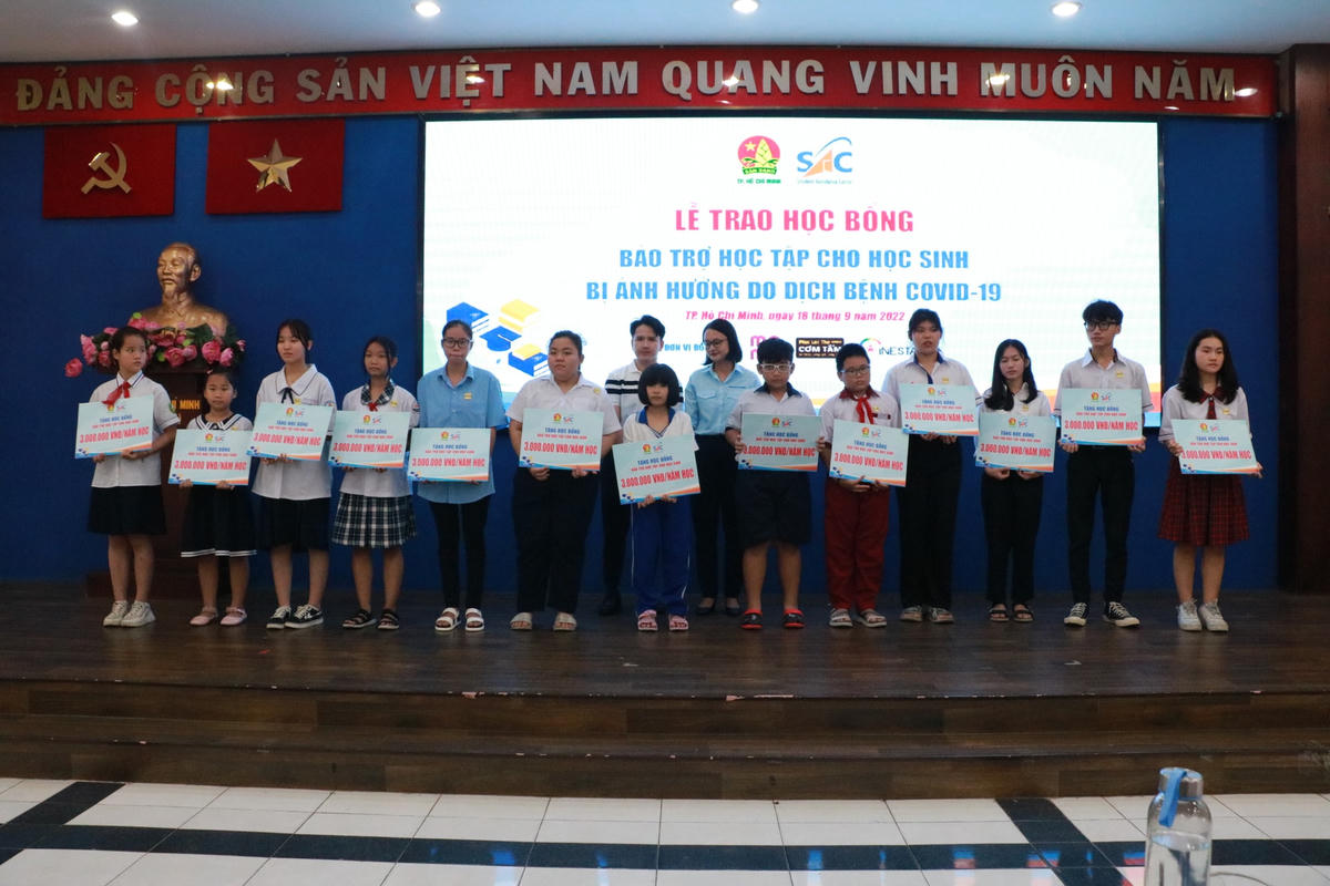 Trao học bổng bảo trợ cho học sinh vượt khó học giỏi ngày 18/9/2022.