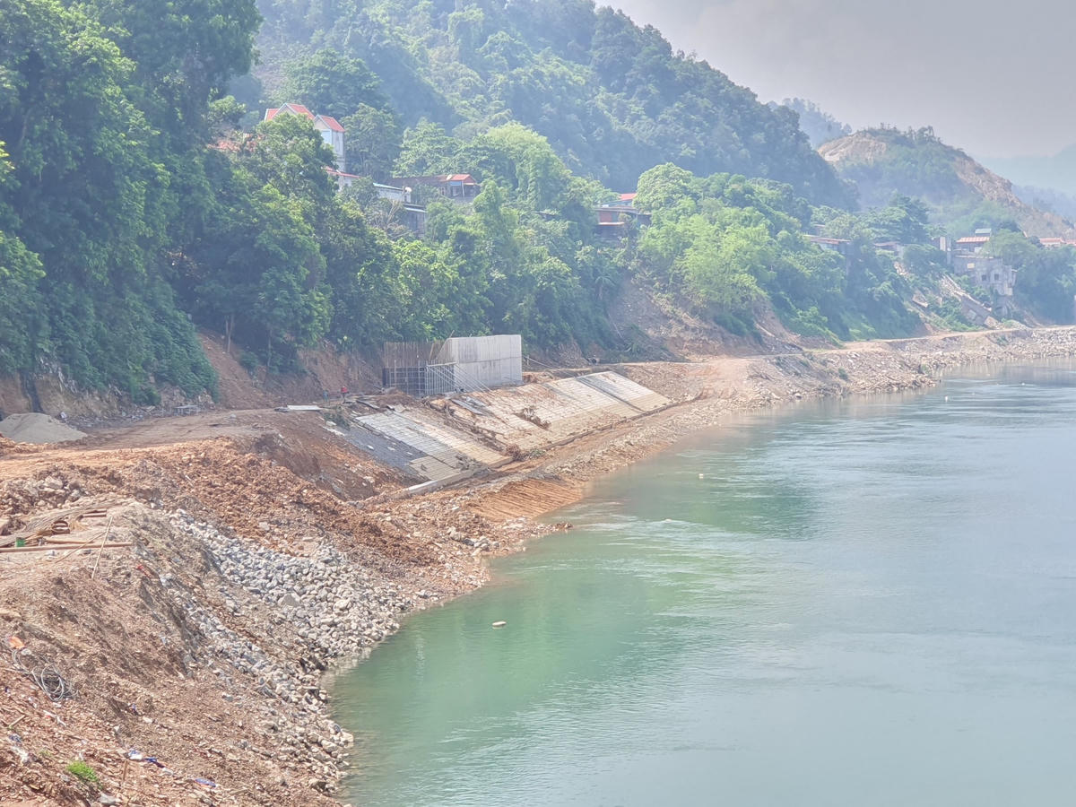 Dự án kè chống sạt lở bờ phải sông Đà.