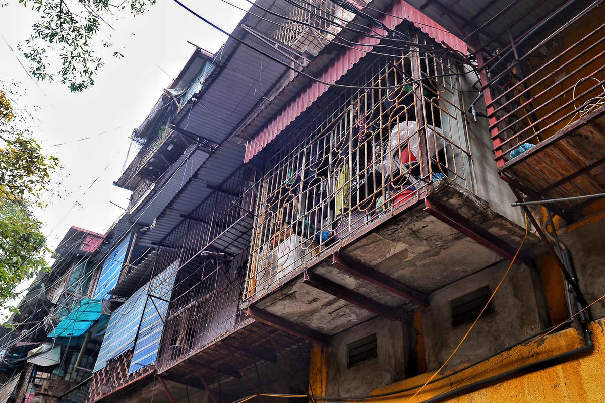 Những chuồng cọp này đa phần được làm bằng sắt hiện đã bắt đầu hoen rỉ.