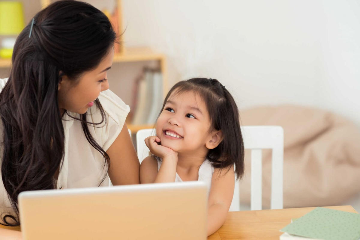 Cha mẹ nên là người bạn tốt nhất của trẻ.  