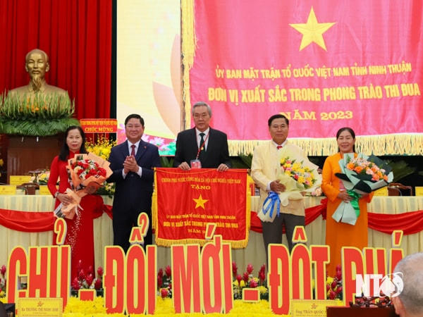 Ông Trần Quốc Nam, Phó Bí thư Tỉnh ủy, Chủ tịch UBND tỉnh trao Cờ thi đua của Chính phủ cho lãnh đạo Ủy ban MTTQ Việt Nam tỉnh. Ảnh: Văn Nỷ.