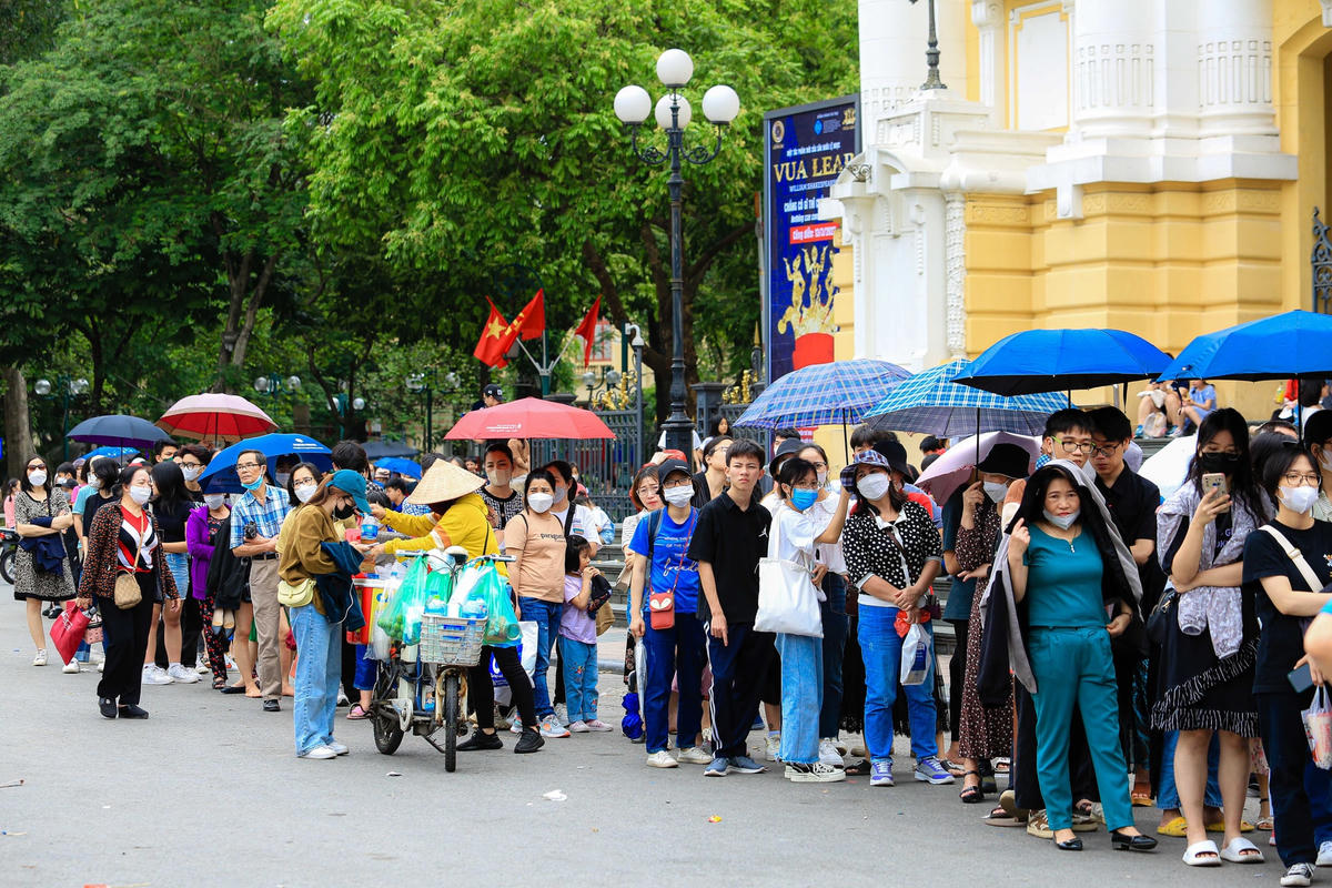 Hàng dài người chờ đợi để có thể trải nghiệm bằng xe buýt 2 tầng.