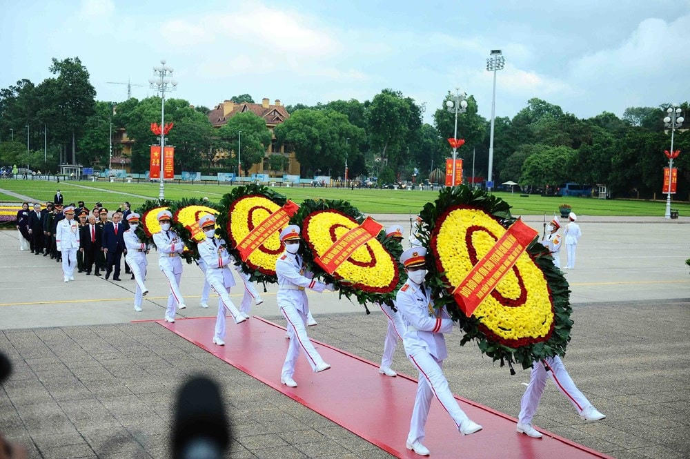 Vòng hoa của Đoàn mang dòng chữ "Đời đời nhớ ơn Chủ tịch Hồ Chí Minh vĩ đại". (Ảnh: Minh Đức/TTXVN).