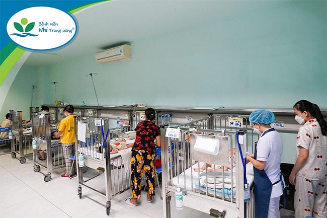 Chăm sóc trẻ mắc Adenovirus tại Bệnh viện Nhi trung ương. Ảnh: TL.