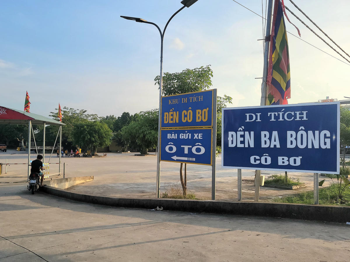 Sau khi lập chiến công, tướng quân Lê Thọ Vực mới hay, người con gái báo mộng là công chúa Mai Hoa (hay còn gọi là Cô Ba hoặc Cô Bơ). Kể từ đó, để tưởng nhớ công ơn của công chúa Mai Hoa, tướng quân đã cho lập ngôi đền Hàn Sơn để nhân dân trong vùng hương khói, thờ tụng.  