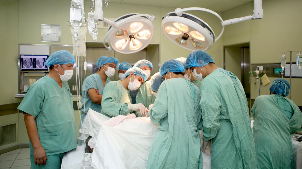 Y, bác sĩ thực hiện ca ghép thận tự thân cho bệnh nhân.