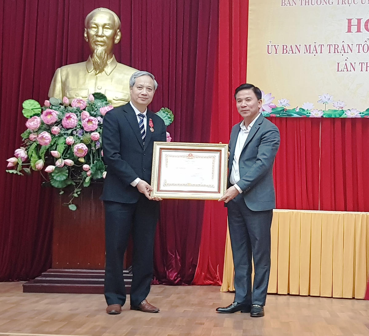 Thừa ủy quyền của Chủ tịch nước, ông Đỗ Trọng Hưng, Bí thư Tỉnh ủy Thanh Hóa đã trao tặng Huân chương Lao động hạng Nhì cho ông Nguyễn Văn Tòng, Phó Chủ tịch Ủy ban MTTQ tỉnh – người đã có thành tích xuất sắc trong công tác từ năm 2017 đến năm 2021, góp phần vào sự nghiệp xây dựng CNXH và bảo vệ Tổ quốc.