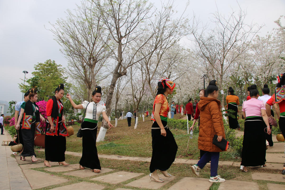 Không khí sôi động không chỉ cuốn hút bước chân du khách gần xa, mà còn thu hút đông đảo nhân dân các dân tộc trên địa bàn đến tham dự.