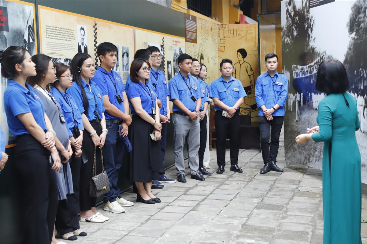 Đoàn viên, thanh niên tham quan khu Du tích lịch sử Nhà tù Hỏa Lò.