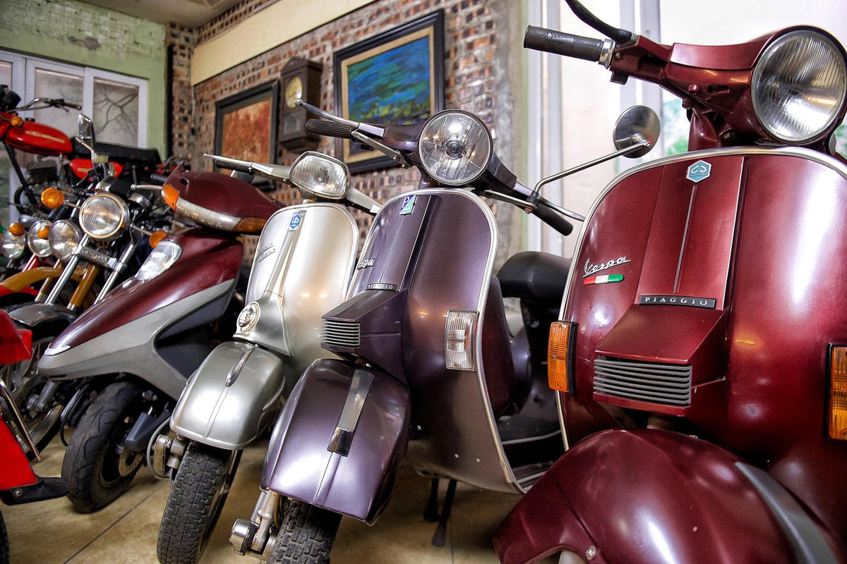 Các mẫu xe trong bộ sưu tập khá phong phú, đến từ những thương hiệu nổi tiếng như Vespa, Suzuki, Simson, Peugeot,…
