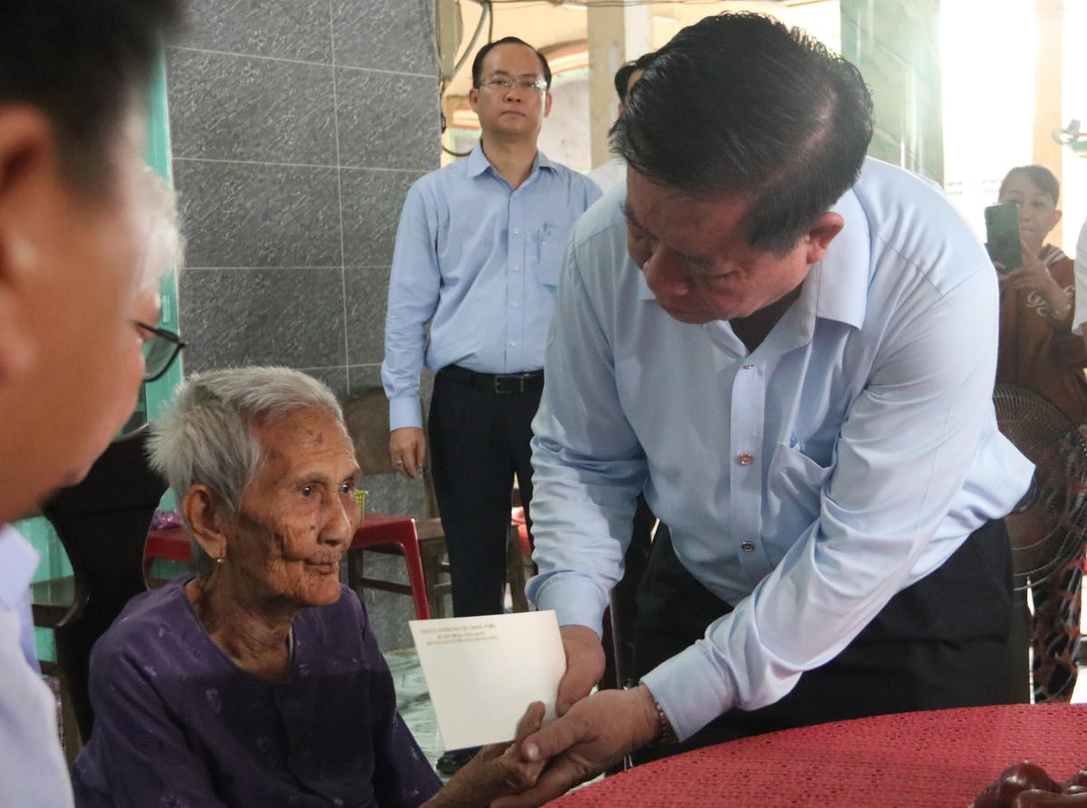 Trưởng Ban Tuyên giáo Trung ương Nguyễn Trọng Nghĩa tặng quà Mẹ Việt Nam Anh hùng Nguyễn Thị Rực (Ảnh: Đ.Tr).