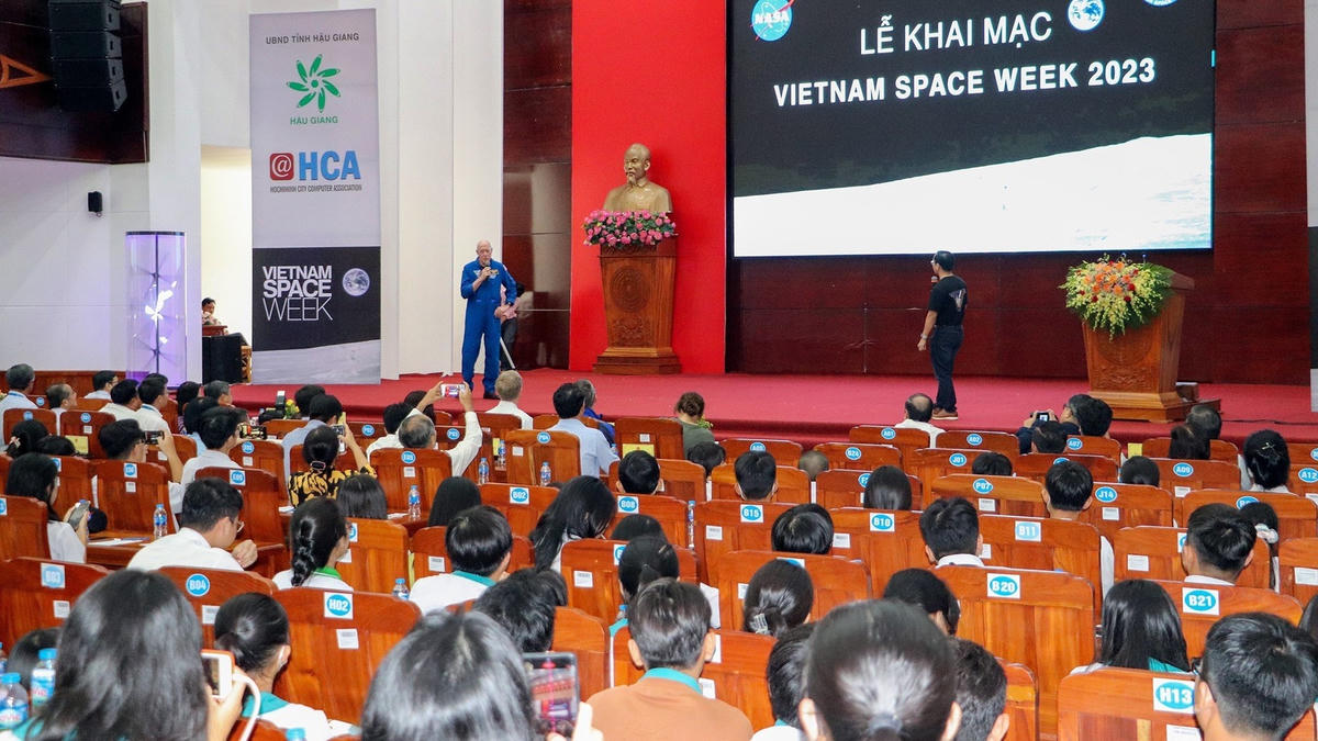Các em học sinh giao lưu với cựu phi hành gia Michael. A. Baker.
