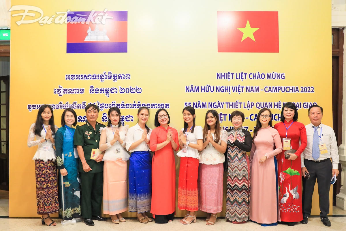 Các đại biểu hai nước Việt Nam - Campuchia chụp ảnh lưu niệm.