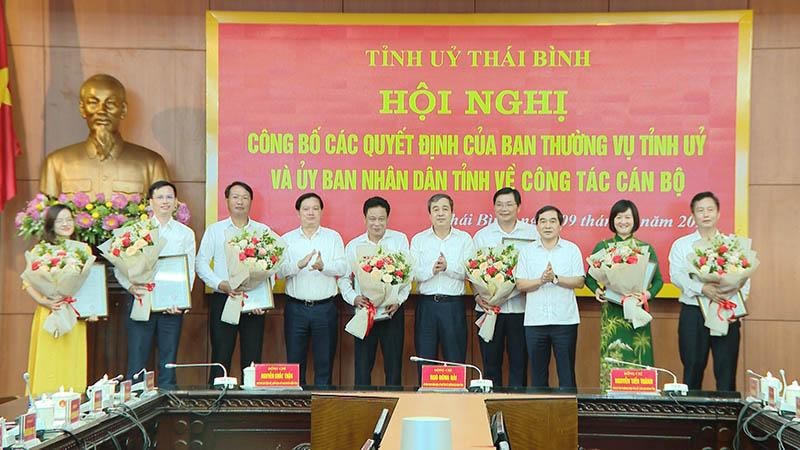Bí thư Tỉnh ủy Thái Bình Ngô Đông Hải, Phó Bí thư Thường trực Tỉnh ủy Nguyễn Tiến Thành, Chủ tịch UBND tỉnh Nguyễn Khắc Thận trao các quyết định, chúc mừng các cán bộ vừa được điều động, luân chuyển, bổ nhiệm vị trí công tác mới. 