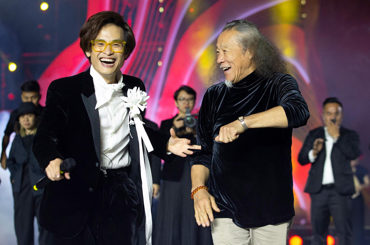 Ca sĩ Hà Anh Tuấn và Kitaro trong live concert “Chân trời rực rỡ”.