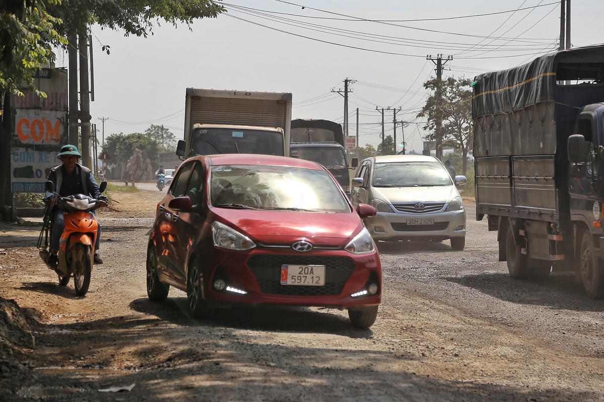 Xe ô tô con nghiêng ngả di chuyển vì ổ gà, ổ voi.