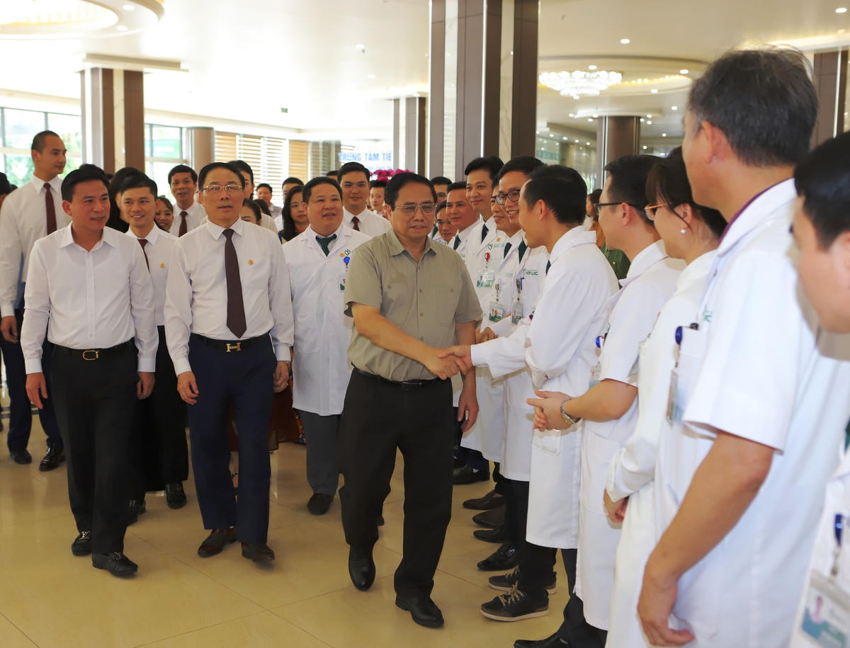 Cuối buổi sáng cùng ngày, Thủ tướng Chính phủ Phạm Minh Chính cùng đoàn công tác đã dành thời gian đến thăm Bệnh viện đa khoa Quốc tế Hợp Lực - Nghi Sơn.