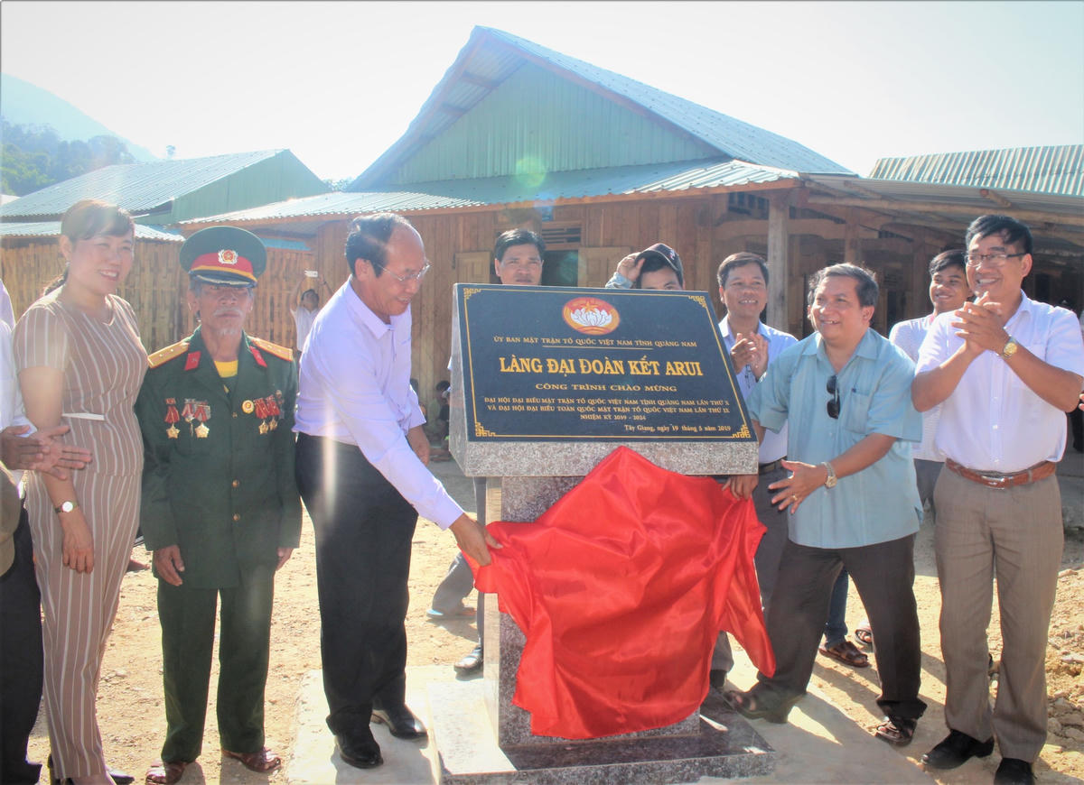Lãnh đạo Ủy ban MTTQ tỉnh Quảng Nam tại Lễ khánh thành Làng Đại đoàn kết Arui.