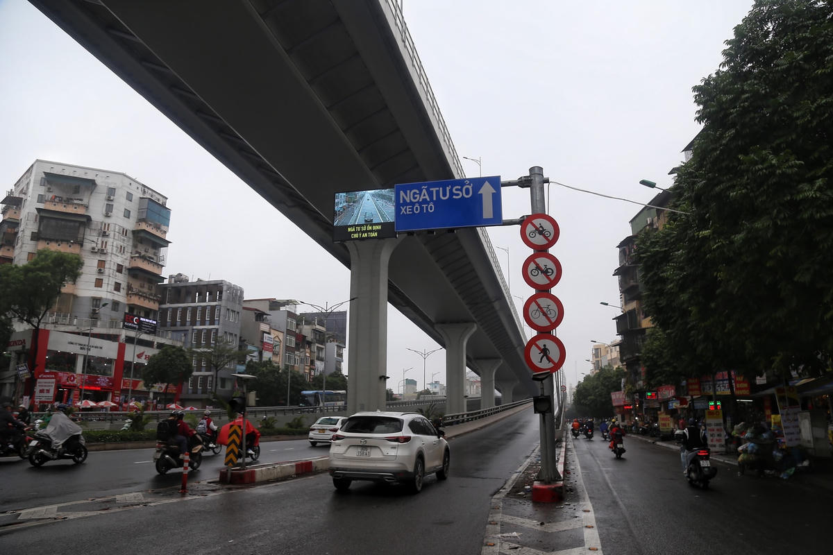 Hình ảnh biển báo thông minh trên tuyến đường vành đai 2 hướng về Ngã Tư Sở.