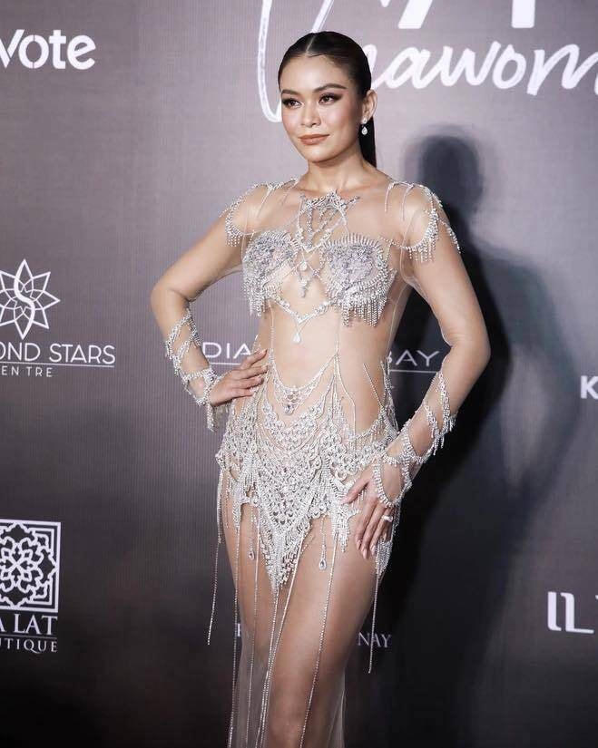 Mâu Thủy diện đầm xuyên thấu của Lý Quí Khánh đến thảm đỏ chung kết Hoa hậu Hoàn vũ 2022. Người đẹp đồng hành các thí sinh trong vai trò huấn luyện viên ở chương trình truyền hình thực tế "Tôi là Hoa hậu Hoàn vũ Việt Nam 2022".