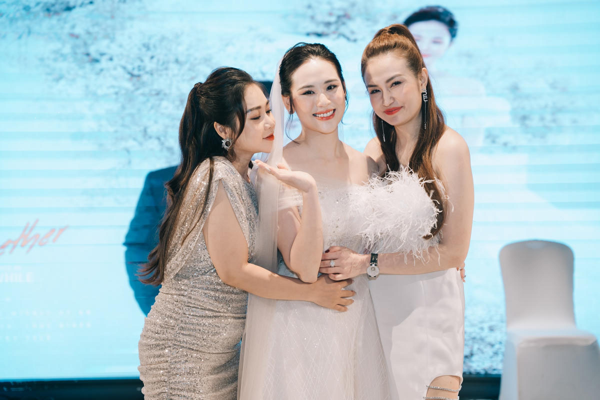 Vũ Duy Khánh hạnh phúc ngọt ngào bên vợ kém 10 tuổi