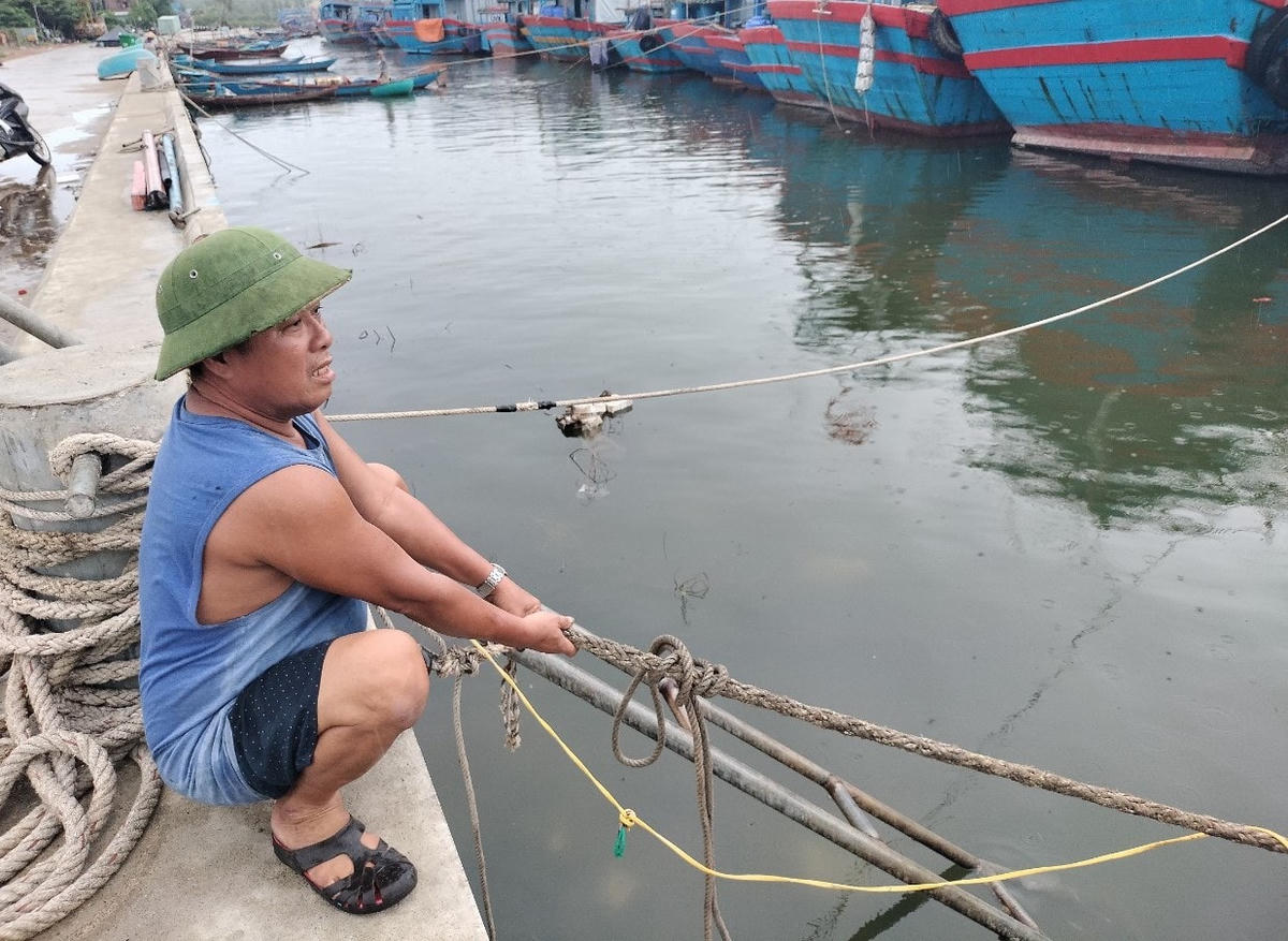 Ngư dân Trần Sửu cột dây thừng vào trú ở âu thuyền.