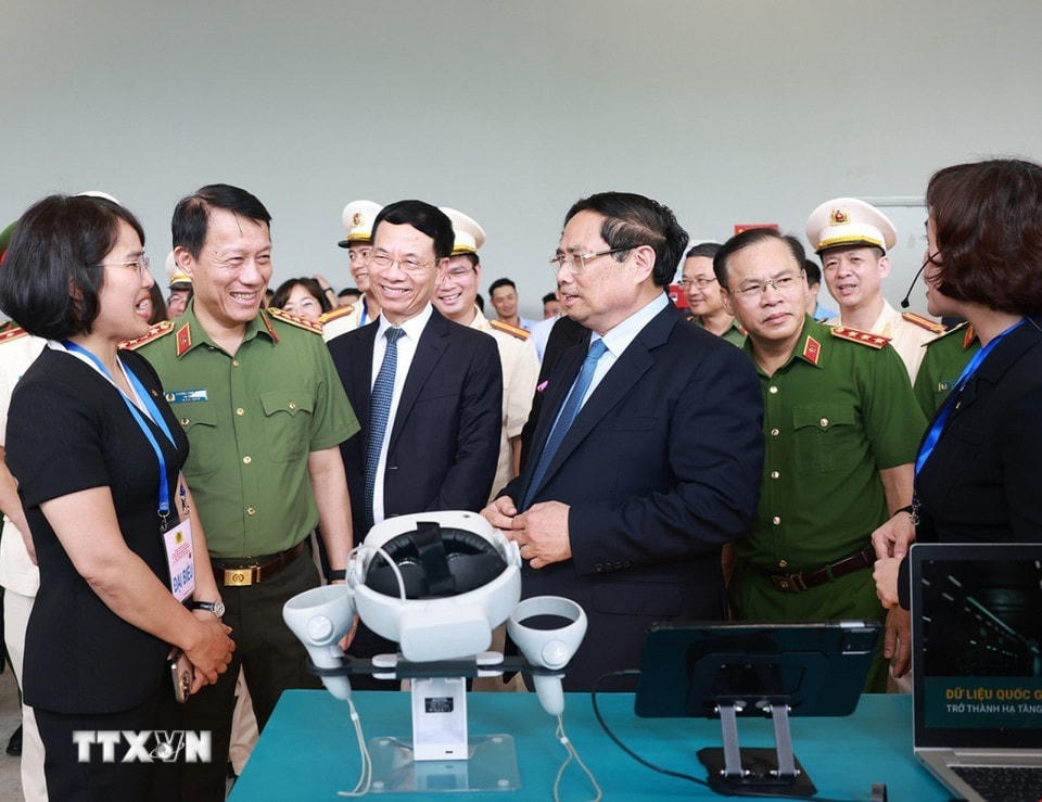 Thủ tướng Phạm Minh Chính tham quan gian hàng trưng bày sản phẩm công nghệ. (Ảnh: Dương Giang/TTXVN)